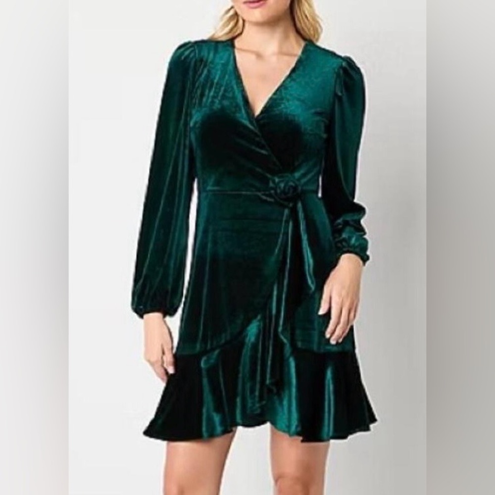 Melonie NWT Elegant Green Velvet Faux Wrap Dress Sz 6